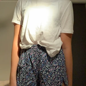 Shorts - Säljer dessa gulliga shorts! Inte super nya men toppen skick och skulle kunna vara nya. Säljer pga att de e för små för mig. Går att styla med en basic vit t-shirt och en svart typ som jag visar 😋 Pris inklusive frakt 📦 