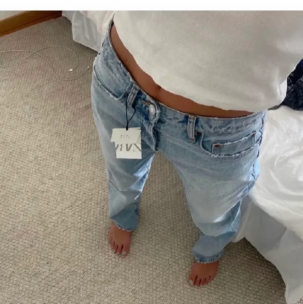Dem populära zara mid straight jeansen, helt oanvända med prislapp kvar (inte min bild, kontakta om du vill ha fler bilder😁)⚠️Budet ligger egentligen på 390 nu⚠️. Jeans & Byxor.