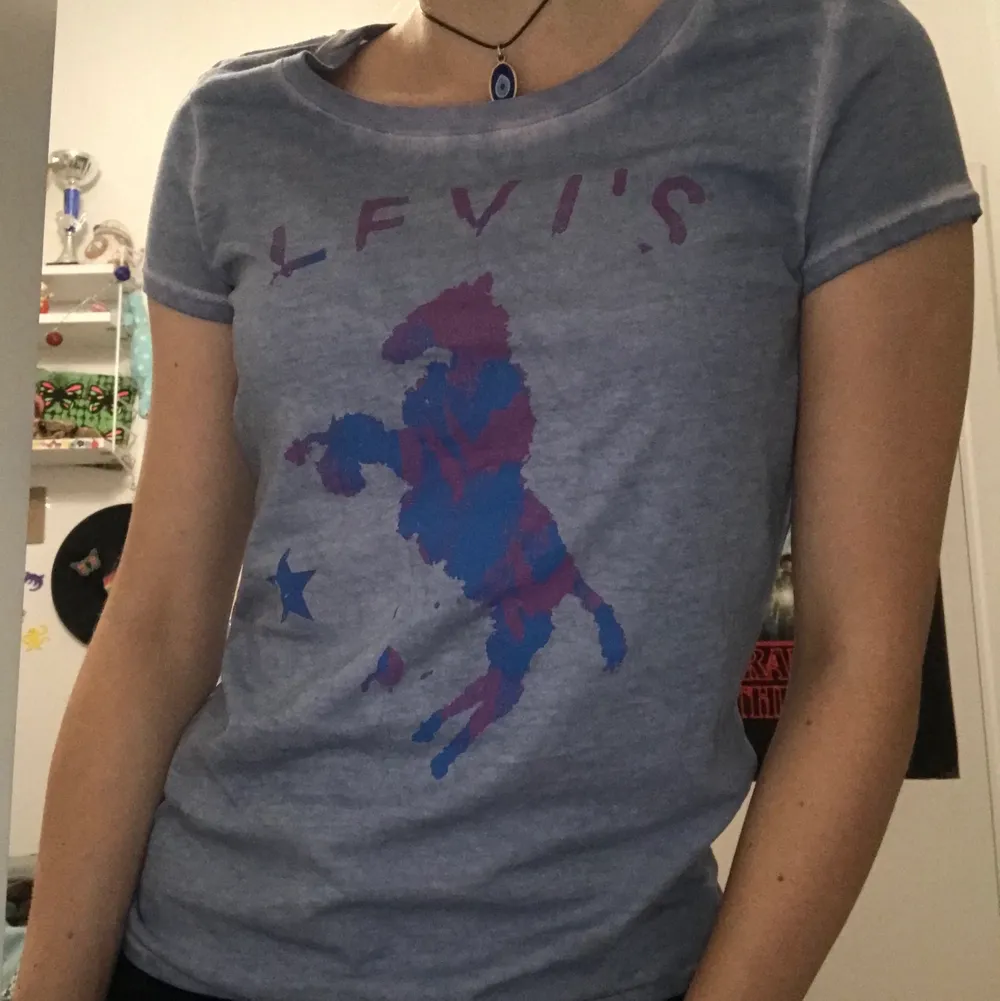 a cute and comfortable t shirt from levi’s . T-shirts.