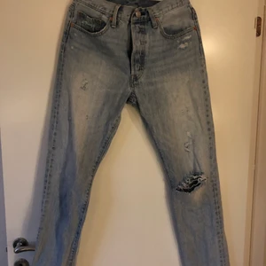 Levis jeans. W28, L 30 - Blåa Levis Jeans. Storlek: W28, L 30. 