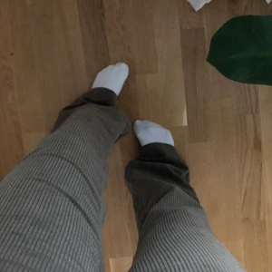 Manchesterbyxor - Säljer ett par mörkbruna lågmidhade manchesterbyxor från diesel med prislappen kvar!🌟🦋skriv privat för fler bilder eller funderingar 