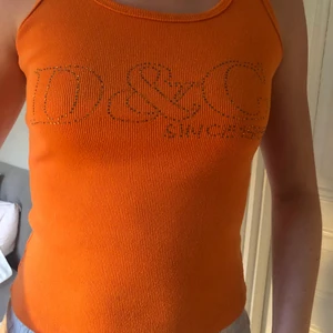 Orange topp - Unik super ball topp från dolce gabana! Vintage! Liten defekt i en söm! Men annars toppen skick💗Pris kan diskuteras❤️Kontakta mig vid minsta fundering💗