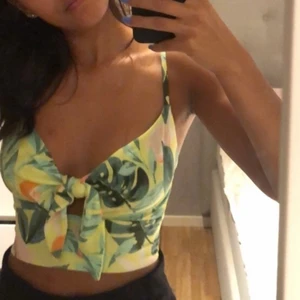 Linne - Söt topp i storlek Xs (passar även s), köpare står för fraktkostnad 