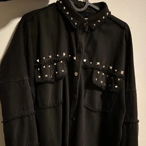 Zara jeansjacka - Superfin jeans jacka från zara med snygga diamantdetaljer💖