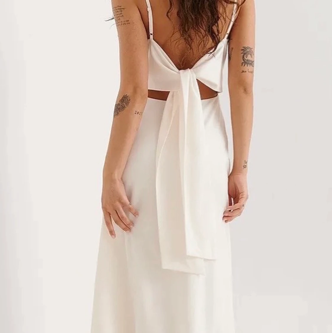 Vit långklänning med öppen rygg  - 90