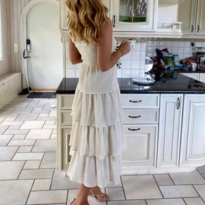 AFJ klänning från Nakd - Jättefin beige klänning från AFJ drop 4 som släpptes i maj 2020. Använd endast en gång 🌷 så fin som den är eller med en tjocktröja över nu när de är lite kallare 💫 har inte kommit till användning denna sommaren så tycker den kan få ett nytt hem, finns inte kvar på hemsidan!