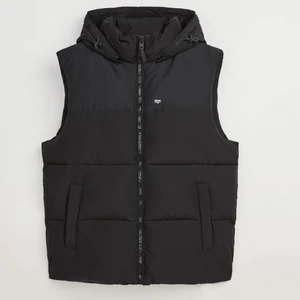 Zara Väst - Säljer en slutsåld väst från Zara, helt oanvänd med prislapp kvar!          Passar perfekt nu när det börjar bli kallare☺️ Puffig och lite oversized - kan skicka bild på västen i chatten. Budgivaren sket i å betala därför ligger plagget uppe på nytt!!!