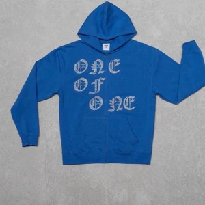 ONE OF ONE HOODIE - Säljer nu min one of one zip hoodie. Använt den fåttal gånger! Alla ”kristaller” finns kvar. Stl S sitter nice oversized på mig. Buda bara om ni vill köpa, köparen står för frakt: 66 kr spårbar💕