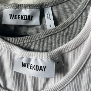 2st linnen - Två linnen, båda från weekday. Båda för 80kr, men går även att köpa en för 45kr. Jättebra basic plagg som alla borde ha i sin garderob!! Kontakta mig vid frågor💖 köparen står för frakt