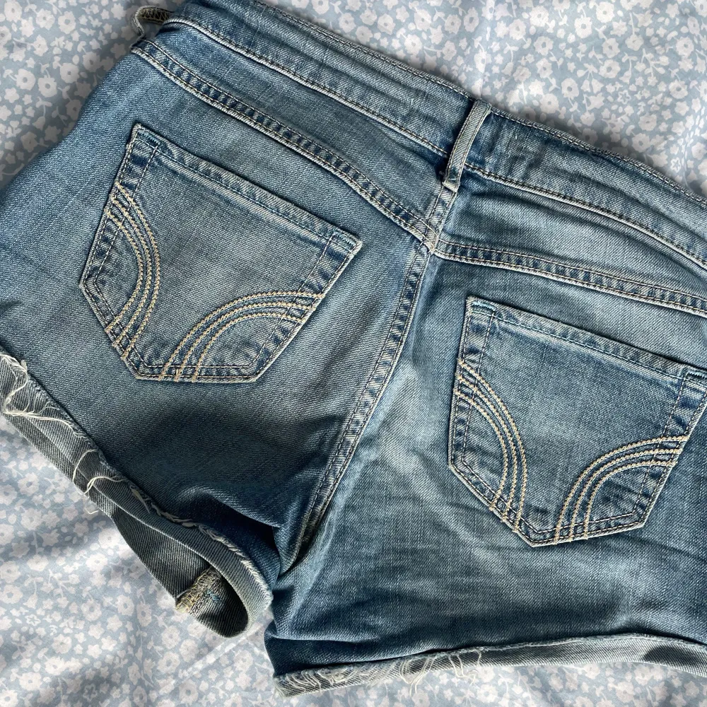 Ljusblåa Hollister jeansshorts i storlek 24, i superfint skick. . Shorts.