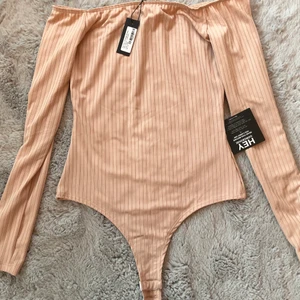 Off shoulder rib body - Fin off shoulder body i storlek xs⚡️⚡️Aldig använd💗💗 Står ej för frakt. Body 80kr+45kr frakt🤍🤍🤍