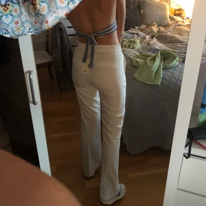 Vita kostymbyxor bik bok - Säljer dessa vita flare kostymbyxor från bik bok som inte säljs längre i butik, aldrig använda med lappen kvar 🤍 slutar strax över marken med skor för mig som är ca 167