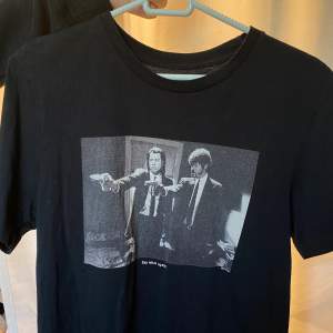 Svart t shirt från Dedicated med svartvitt Pulp Fiction tryck. Storlek S. Köpt för 399kr. Skriv för mer information eller bilder ☺️