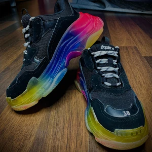 Storlrk 38 - Jag har fått det som present från turkiet.storleken är 38. Jag har använd det bara 3 gång. Jag vill sälja det för att storleken passar inte mig.  1300kr .