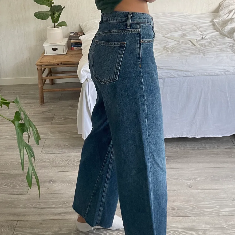 Jeans som är låga/mid rise i midjan och vida ben. För referens är jag 175 cm och de är aningen korta på mig! 💙. Jeans & Byxor.