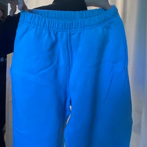 Mjukisbyxor - Ljusblåa mjukisbyxor från Gina Tricot i storlek S. Använda 1 gång så de är i nyskick. Köpt för 299kr. Skriv för mer information eller bilder ☺️