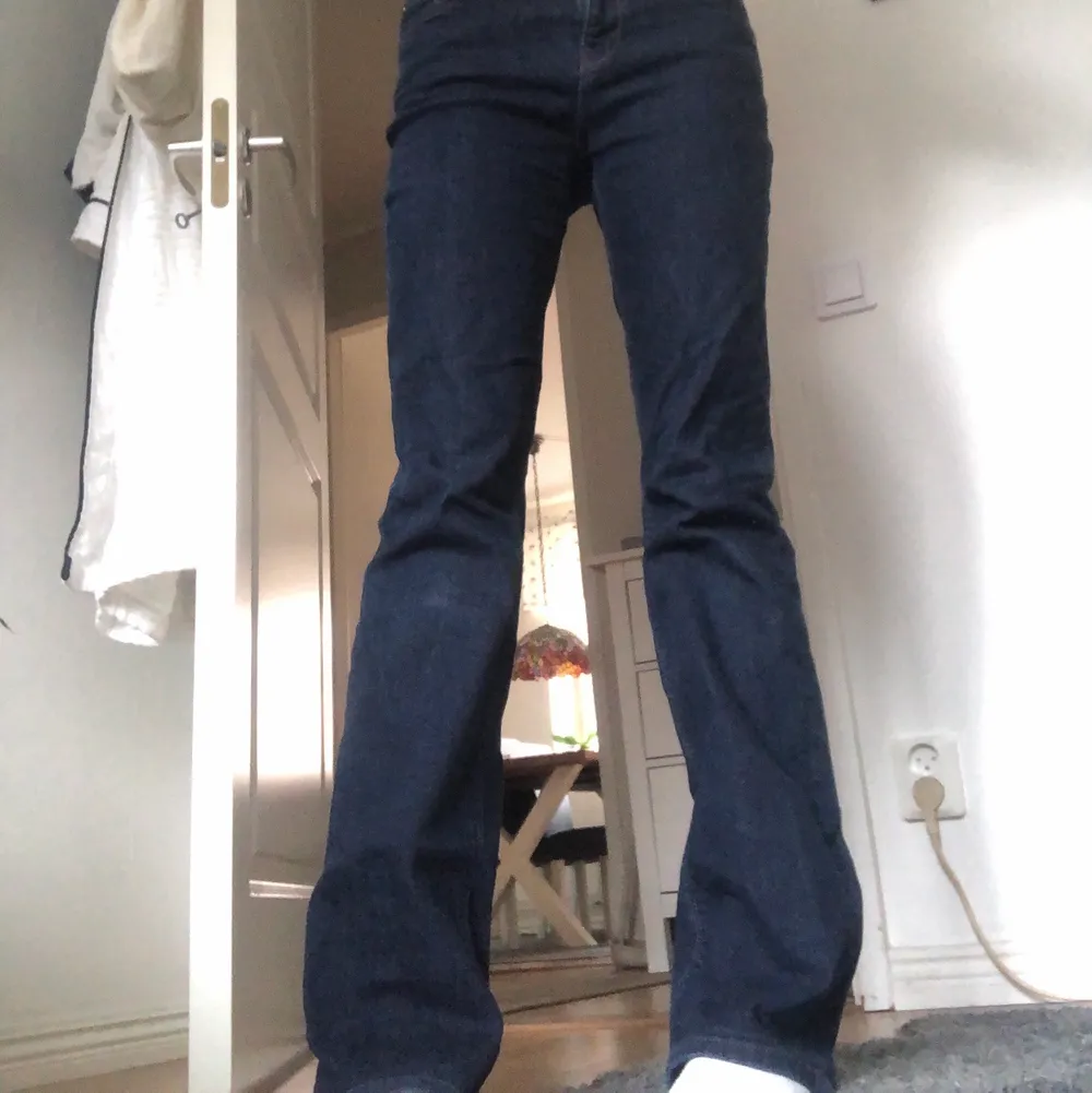 Snygga mid-waist jeans! Är i storlek 26/32 och passar bra i längden på mig som är 171! . Jeans & Byxor.