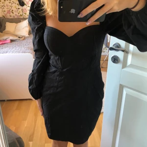 svart festklänning - Svart festklänning från Nelly med inbyggd korsett. Aldrig använt och nypris var 600 kr. Storlek 36 men passar 38:) kom privat för frågor 💖