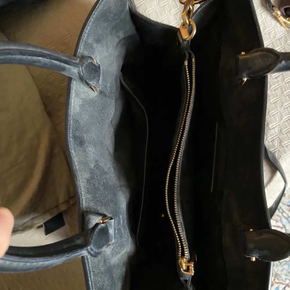 En svart mocka Marc Jacobs väska, väldigt fin väska som man får plats med extremt mycket i. Ett fack i mitten och två stora på sidorna och ett litet på framsidan, och ett litet inuti. Lite nött men ändå superfin, köpte den för norr om 4.000 ! . Väskor.