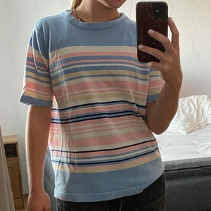 T-shirt  - Så söt t-Shirt som är köpt på second hand!🥰 Välanvänd men i bra skick! Märke eller storlek står inte men sitter som S på mig♥️