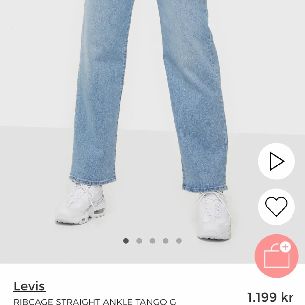 Säljer dessa Levis jeansen i strl 24/28. Egna bilder kan fås vid intresse ❤️ Längden passar mig bra som är 160cm. Jeans & Byxor.