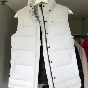 Väst - Superfin väst i nyskick! Inga skador eller fläckar. Vit/grå färg och passar till så mycket, säljer då jag aldrig använder den längre 