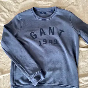 Marinblå GANT sweatshirt med ett lite mer diskret tryck på bröstet💙 storlek M men har passform som storlek S