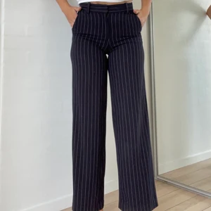 Blåa kostymbyxor med ränder - Några av mina utan tvekan snyggaste byxor som tyvärr har blivit för små🥺 säljs för 150 ex frakt🤗 