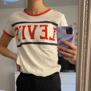 Levi’s T-shirt  - Fin och trendig tröja från Levi’s i storlek XS. Frakten är inräknat i priset. 