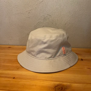 Acne Hatt - Säljer nu min acne hatt, som aldrig är använd. Köptes för 1300 kr. Köpare betalar frakt. Pris kan diskuteras.