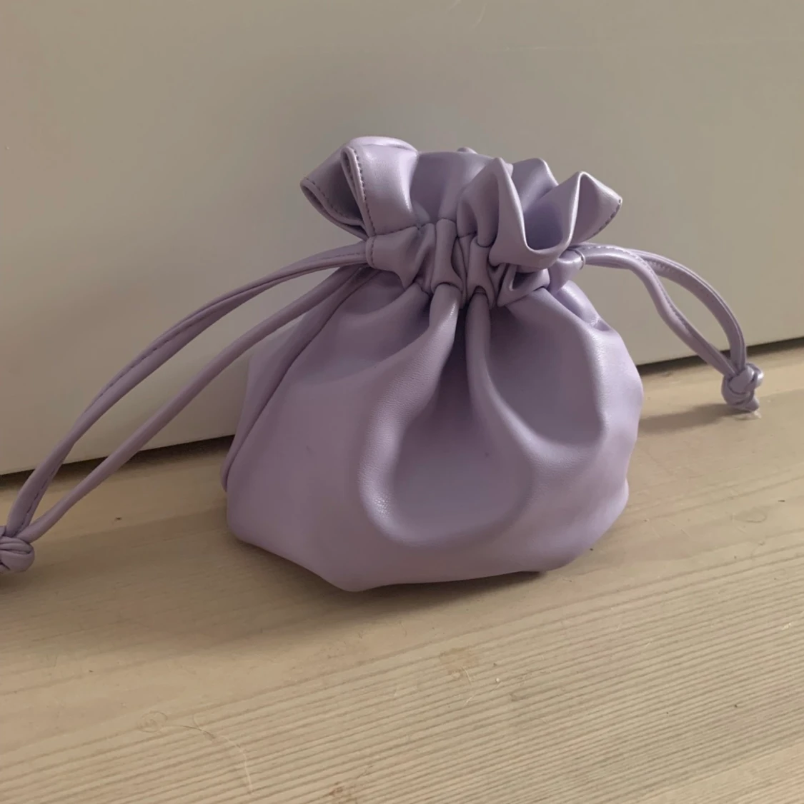 Liten unik handväska i pastellila