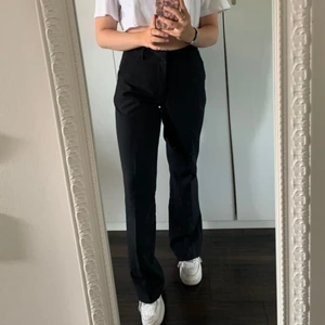 Kostymbyxor - Säljer mina svarta kostymbyxor från bikbok. De har blivit för stora och används därav inte längre. Svarta byxor i storlek 36. Köparen står för frakt. Hör av dig om det finns frågor!🤍