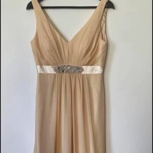 Klänning  - En elegant beige klänning som är perfekt inför bal eller bröllopsfest. Den har endast kommit till användning 1 gång och är som ny. Kan både mötas upp eller fraktas (ni står för frakten) Storlek: M 