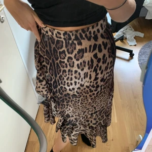 Satin kjol med leopard mönster 🐆 - Din omlott kjol med volang längst ner, säljs pågrund av att den inte kommer till användning ☀️