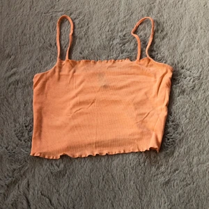 Hm topp - Jätte fin rosa/aprikos färgat topp från Hm i storlek xs men som tyvärr är liten för mig🌸🌸 den är i bra skick och använd 3 ggr🌺🌺 köparen står för frakten. 30kr+45 kr frakt💗💗