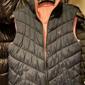 Rosa/blå väst - Jag säljer en jätte snygg och praktiskt väst som kan användas på båda hållen. På den ena sidan är den marinblå och på den andra sida rosa (mest synlig på bild tre)