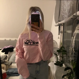 Croppad sweatshirt  - En croppad sweatshirt från bikbok X Elsa hosk. Väldigt lång i ärmarna och väldigt mysig. Trycket på är i velour. 💕 går ej att få tag i längre