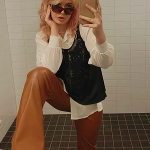 Bruna skinn byxor (endast använda 1 gång - Säljer dessa byxor som är näst in till helt oanvända, storlek: M hör av dig om du är intresserad 💕