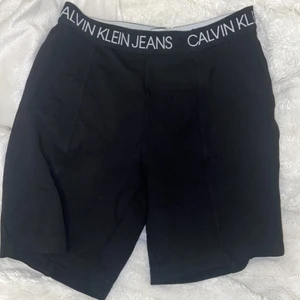  Cykelshorts Calvin Klein🤍 - Säljer dessa fina Calvin Klein cykel shorts som jag ej har någon användning av. Dessa är i fint skick bara att jag har sytt in dom lite i midjan men det kan man ta bort om man vill!.