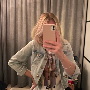 Jeansjacka - Barnstorlek men passar en xs/s, jag har oftast xs och är 162 cm lång, passar till mycket