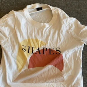 T-shirt - Detta är en fin T-shirt från Gina tricot som inte kommer till användning. Använd ungefär 1-2 ggr och är i S. Kmt eller kontakta mig för intresse. ✨köparen står för frakten✨