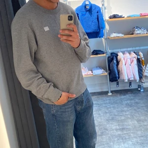 Acne tröja - Säljer nu en nästan helt oanvänd Acne tröja, köpt på NK i göteborg. Ord pris 1800