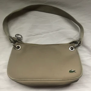 Lacoste väska - Väska från Lacoste. Har några fläckar, men de är knappt synliga och går säkert att få bort, annars i bra skick! 