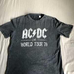 AC/DC tröja - Säljer min gråa AC/DC tröja.