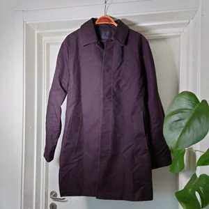 Svart jacka - Stilren jacka från Asos. Rak modell med stora fickor. Den är svart, färgen ser lite konstig ut på bilderna.🍀