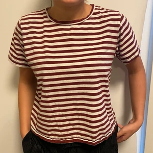 Randig t-shirt!  - Rödrandig t-shirt! Supersöt till allt! 