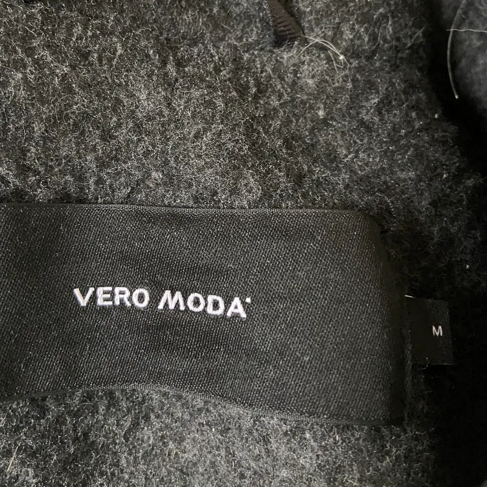 En höstkappa från Vero Moda i storlek M. Säljs eftersom den aldrig kommit till användning.. Jackor.