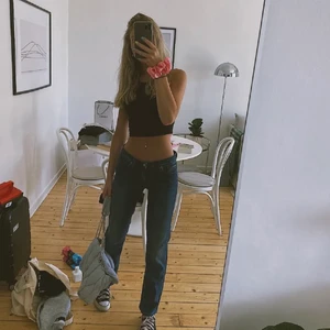 Vintage low Rise jeans!! - Ska sälja mina älskade low rise jeans vintage ifrån Tommy Hilfiger!!❤️💙 Jag är en 166cm och dessa är i en strl 26 men passar även mig som är en 24 / 25 i midjemått! Dem är supersnygga och sköna och perfekta nu till skolstarten!! men dem kommer tyvärr inte till använding. Köp dirket:250kr köparen står för frakt 🚚! vid frågor, kontakta mig! 🥰 