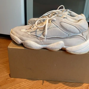 yezzy 500 - yeezy 500 deser rat. Köpte dom i new york på flight club riktigt najs skor har haft dom nästan 9 månader. storlek 44 och en halv