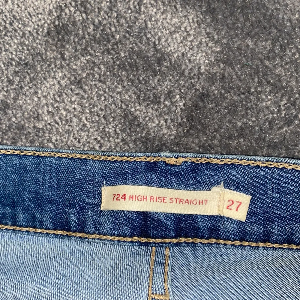 Säljer mina Levi’s jeans i modellen 724 high Rise straight  i storlek 27. Jeansen ser ut som nya då de knappt använts. Super fina men kommer tyvärr inte till användning. Nypris 1100 säljer för 250. Frakt ingår inte i priset . Jeans & Byxor.